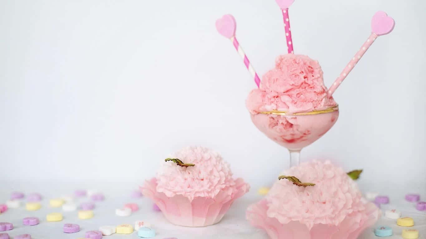 1366x768 Desserts 桌布 壁紙 — 三杯粉紅色冰淇淋甜點和一個玻璃碗，配有愛心吸管，周圍散落著彩色糖果愛心。