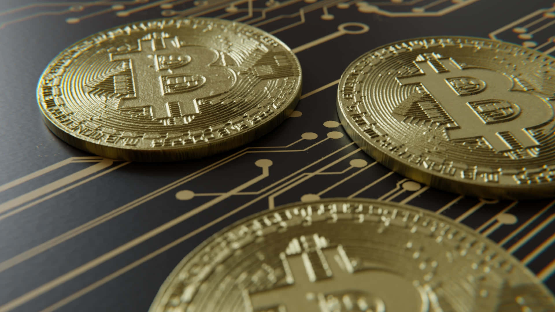 Cryptocurrency 桌布 壁紙 — 三枚金色比特幣硬幣放在帶有發光金色軌跡的深色電路板上。