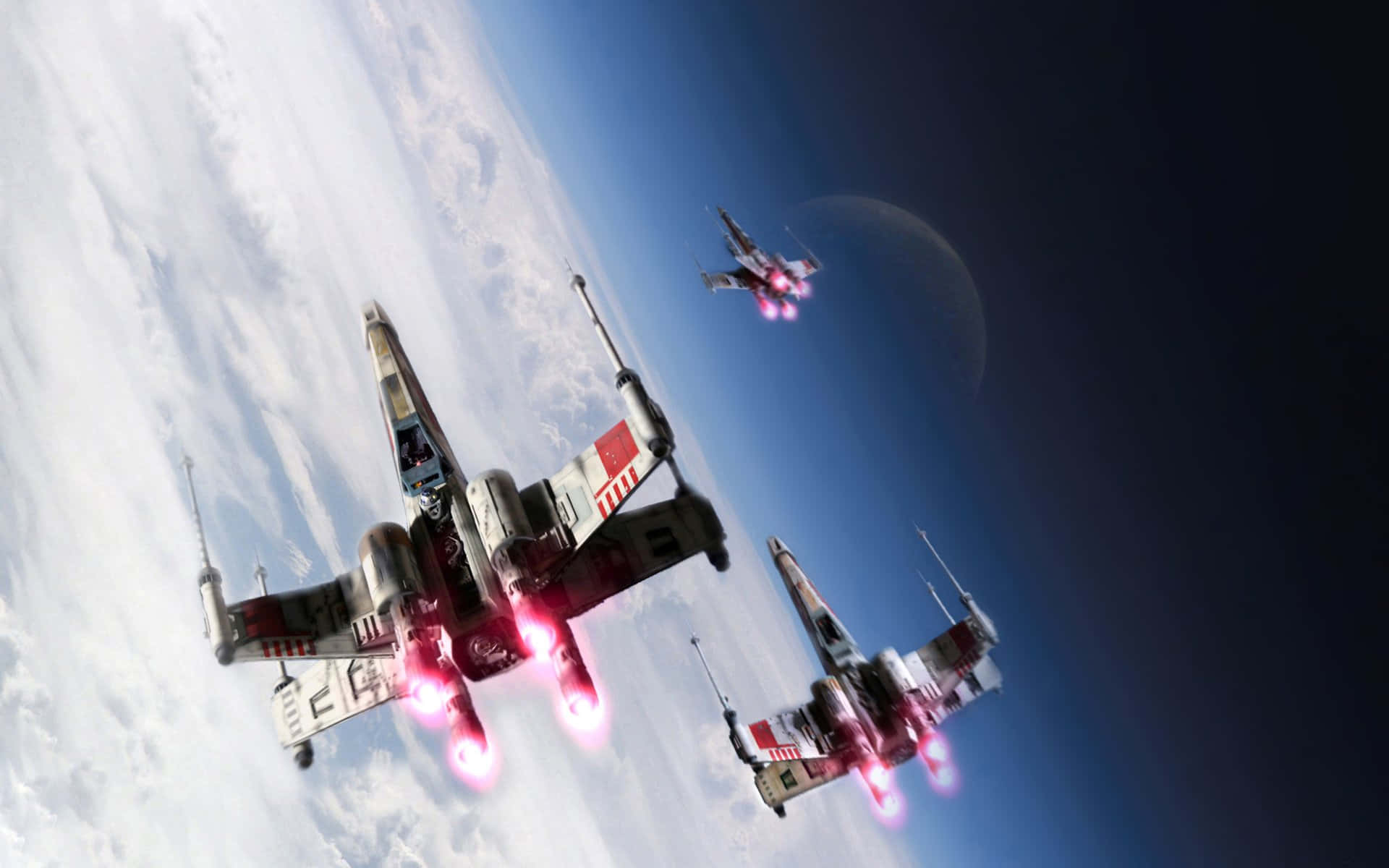 Star Wars X Wing 桌布 壁紙 — 三架X翼星際戰鬥機帶著發光的紅色引擎，在遠方有彎月的雲層上方藍天中翱翔。