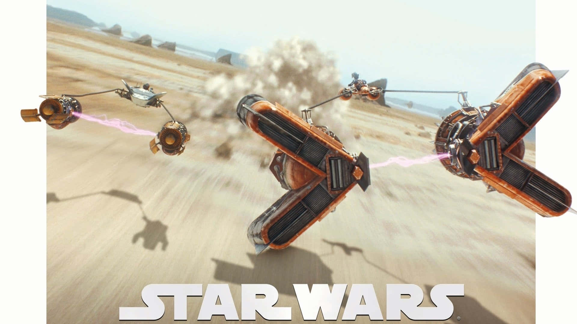 Podracing 桌布 壁紙 — 三架橙色星際戰鬥機在星戰場景中，向塵土飛揚的沙漠戰場發射粉紅色雷射。