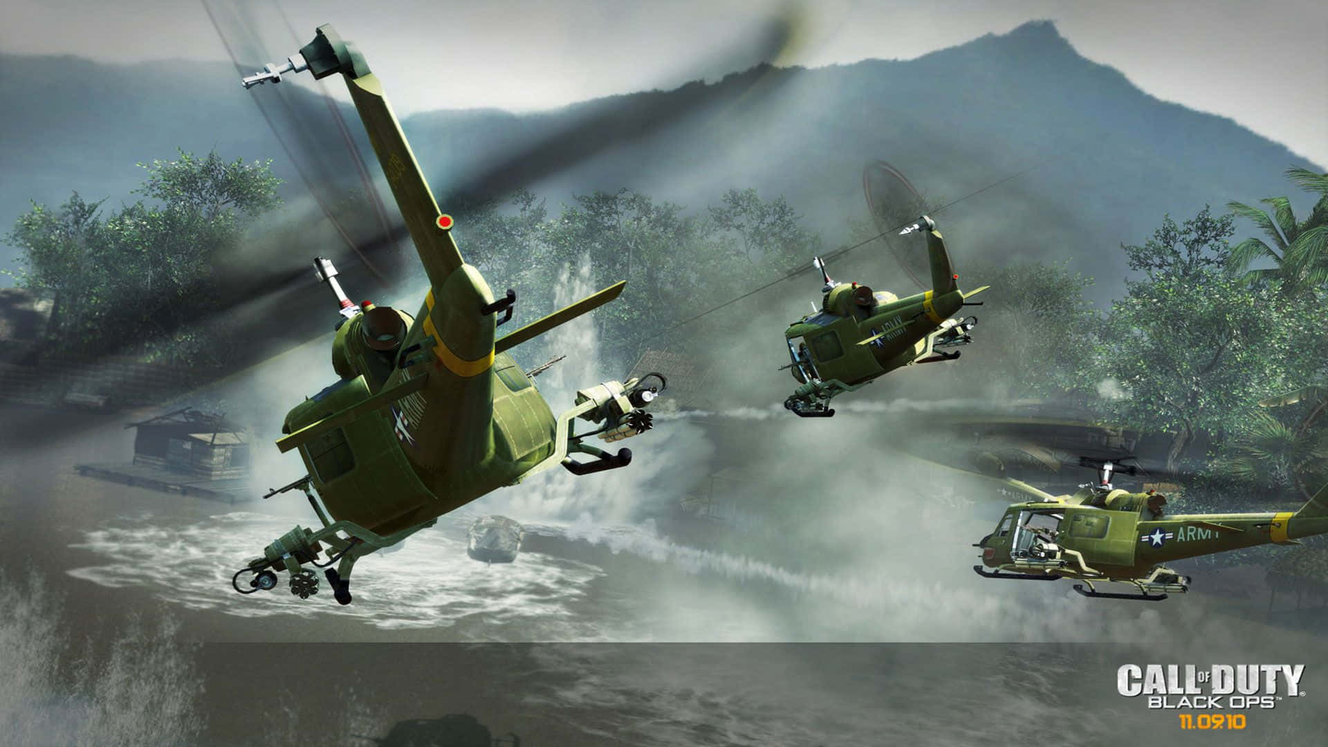 Call Of Duty Black Ops 桌布 壁紙 — 三架軍用直升機低飛過叢林河流，背景是霧氣繚繞的山巒。