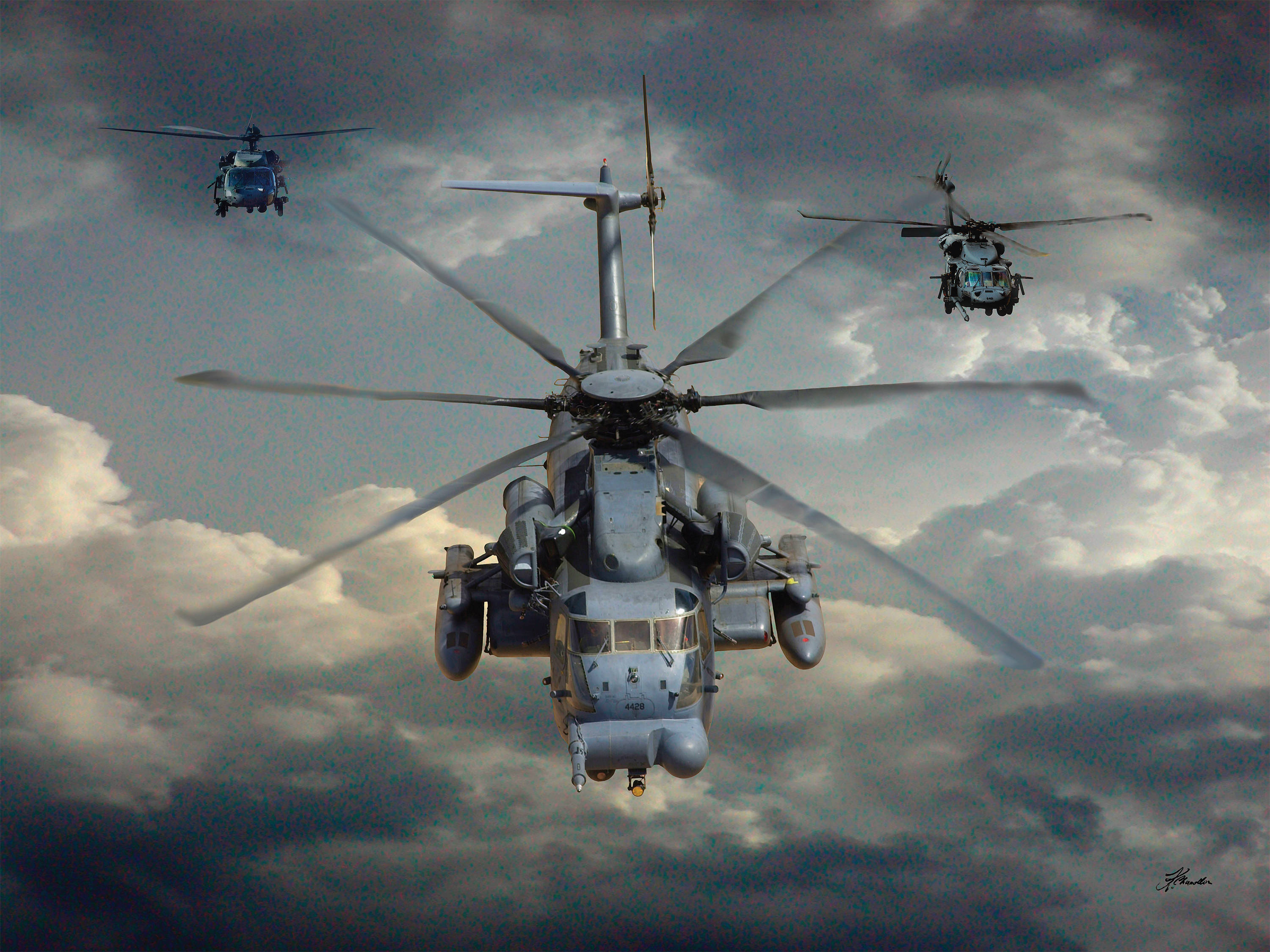 Helicopter 桌布 壁紙 — 三架軍用直升機在戲劇性的多雲天空中編隊飛行，旋轉的槳葉帶有動態模糊效果。