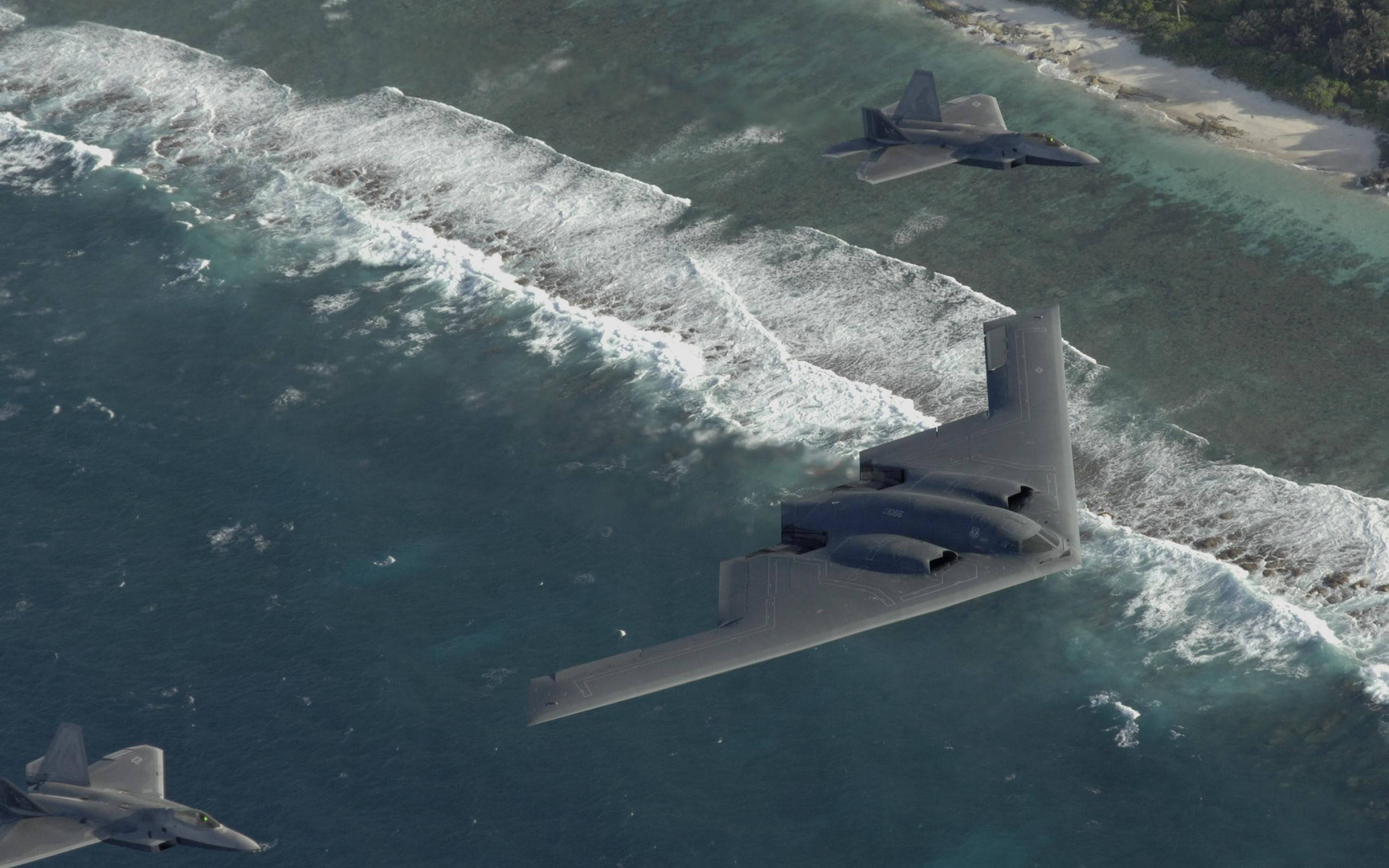 軍事動圖 桌布 壁紙 — 三架隱形戰鬥機低空飛過熱帶島嶼海岸線附近翻騰的碧綠海浪。
