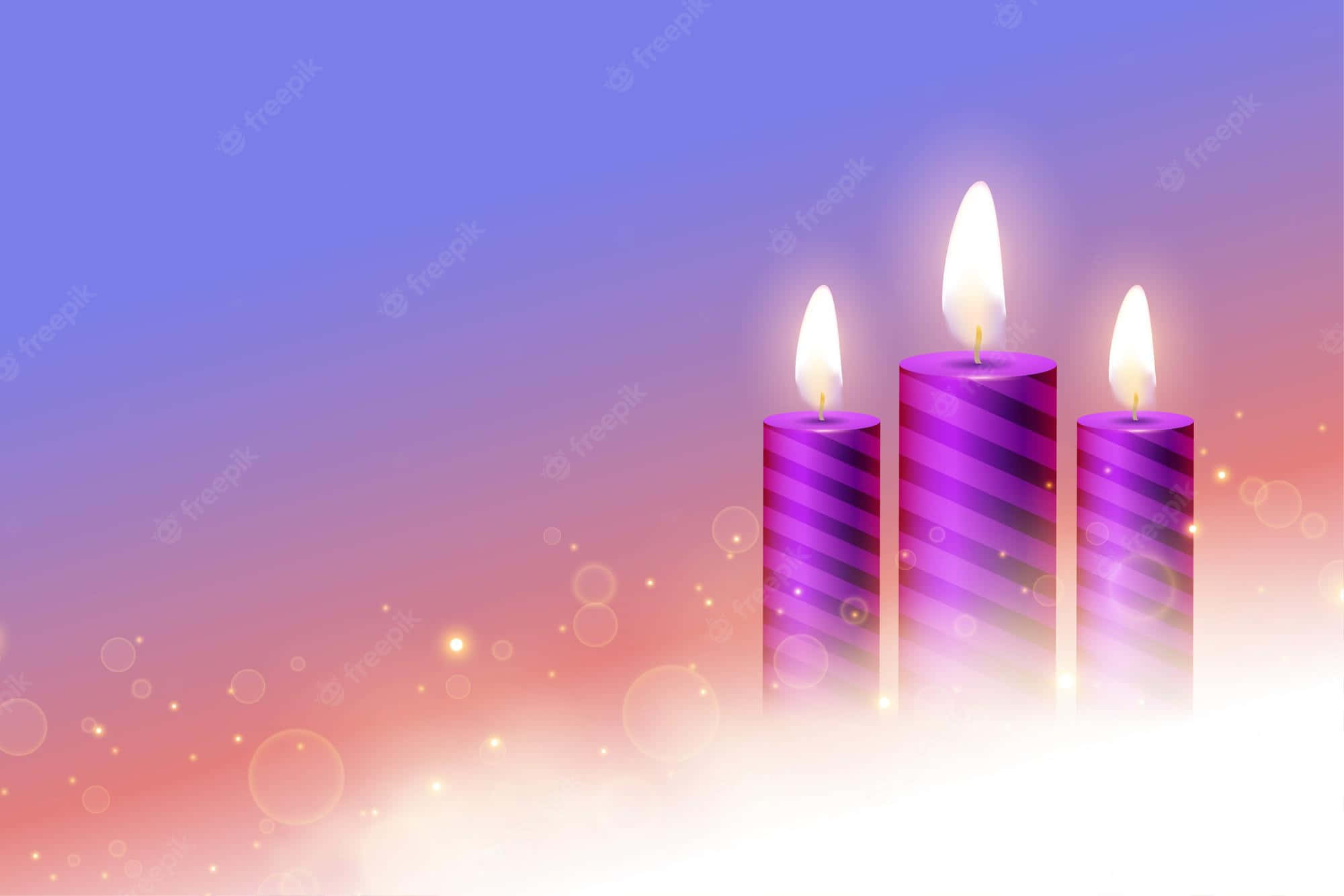 Advent 桌布 壁紙 — 三根點燃的紫色條紋蠟燭在柔和的漸變天空和閃爍的散景燈光中溫暖地發光。