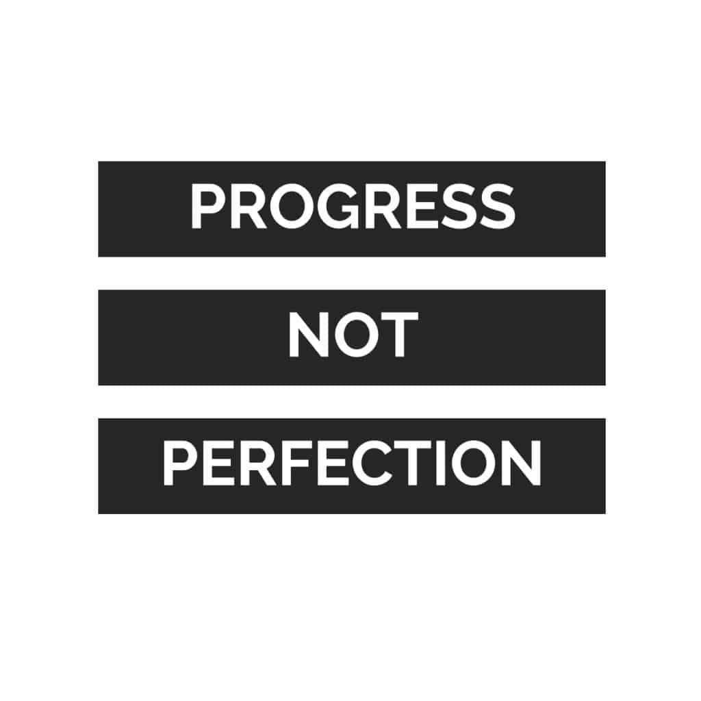 Motivational Quotes 桌布 壁紙 — 三條粗黑條紋，白色文字寫著「PROGRESS NOT PERFECTION」，背景為純白。