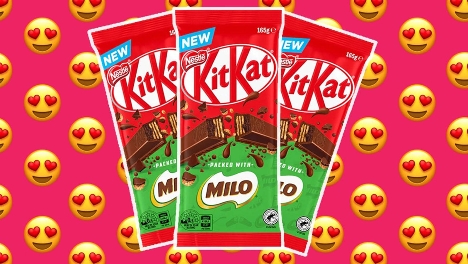 Chocolate 桌布 壁紙 — 三條紅色和綠色的KitKat Milo口味巧克力棒，站在一個充滿心心眼表情符號的亮粉紅色背景前。