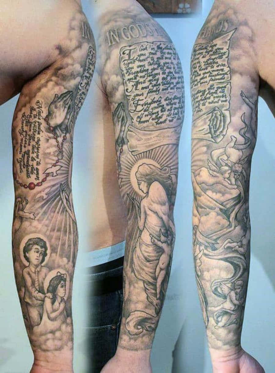 angels 桌布 壁紙 — 三條紋身手臂展示複雜的黑灰色宗教藝術作品，以天使、經文和祈禱珠為特色，背景為多雲的天空。