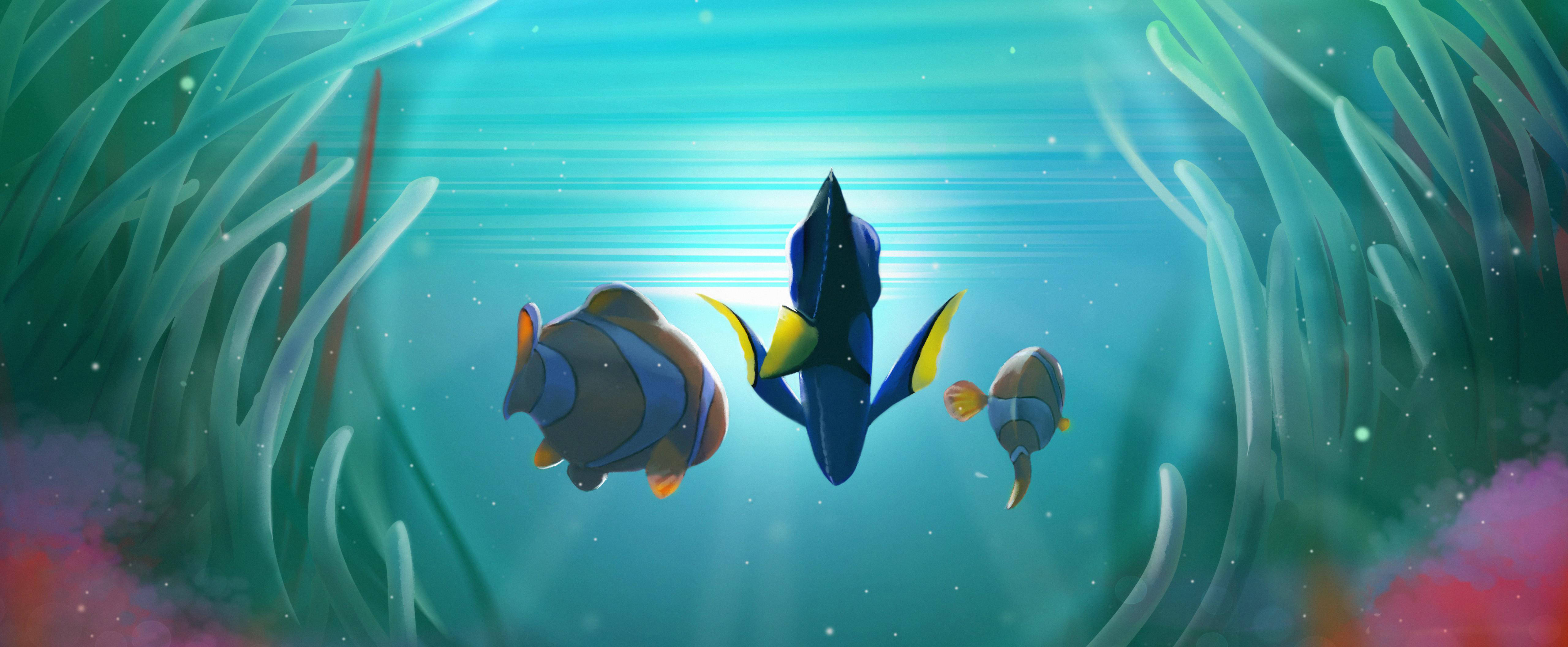 Dory 桌布 壁紙 — 三條色彩繽紛的動畫魚在陽光照耀的珊瑚礁中游動，伴隨著流動的綠色海藻和發光的粒子。