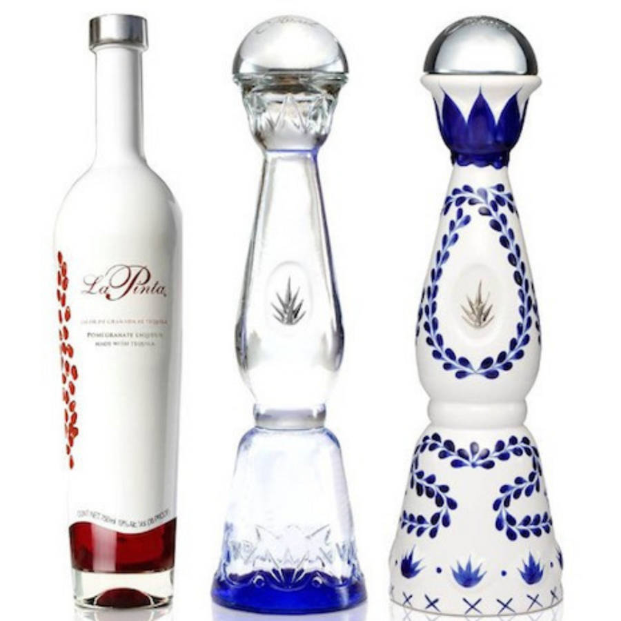 bottle 桌布 壁紙 — 三款優雅的 La Pinta 龍舌蘭酒瓶，各有獨特設計，矗立在潔白的背景前。