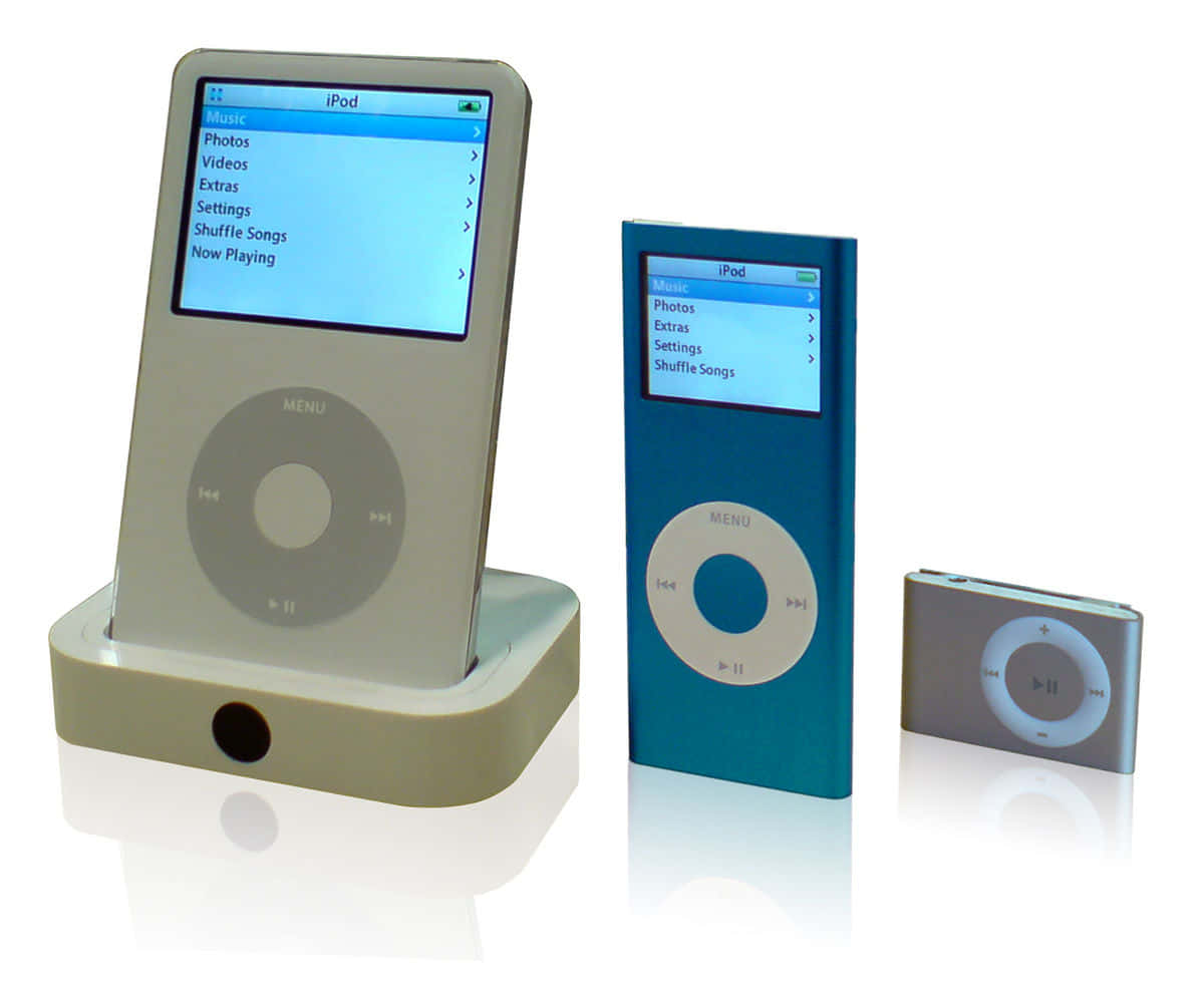 Music Player 桌布 壁紙 — 三款經典 iPod 型號，銀色、藍色和灰色，展示在反光的白色表面上，螢幕發光。
