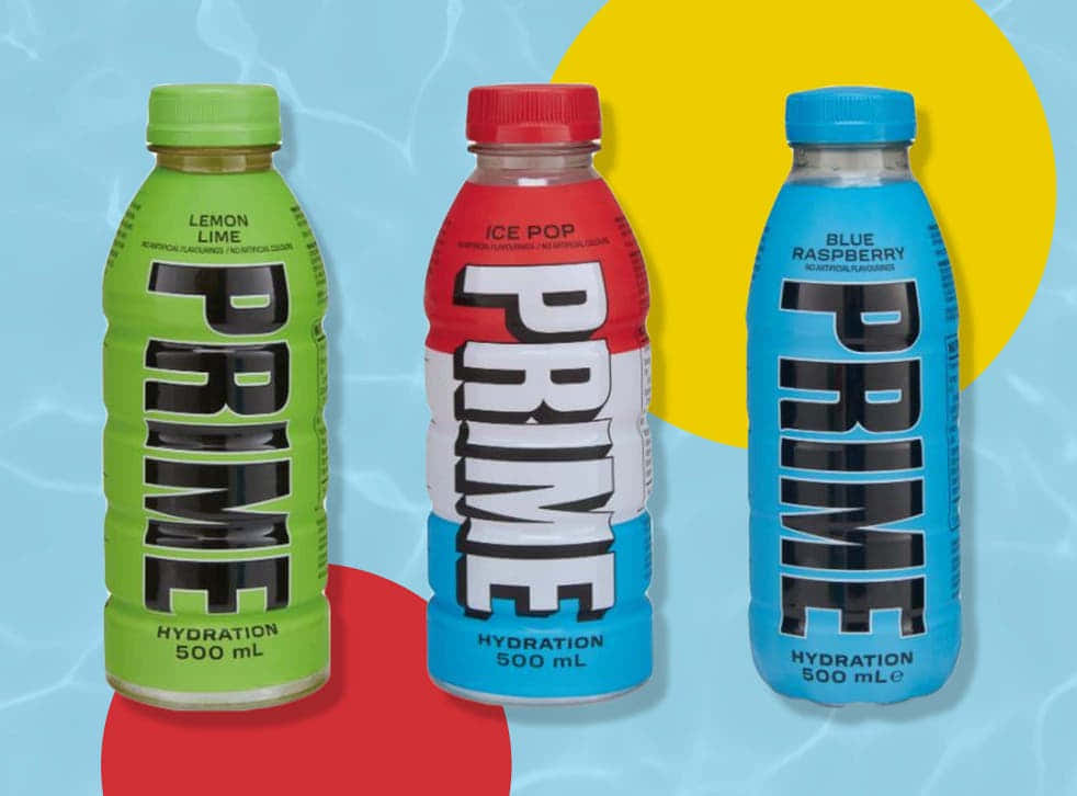 Hydration 桌布 壁紙 — 三款色彩繽紛的Prime補水飲料瓶，口味分別為檸檬萊姆冰棒和藍莓，漂浮在俏皮的抽象背景上。