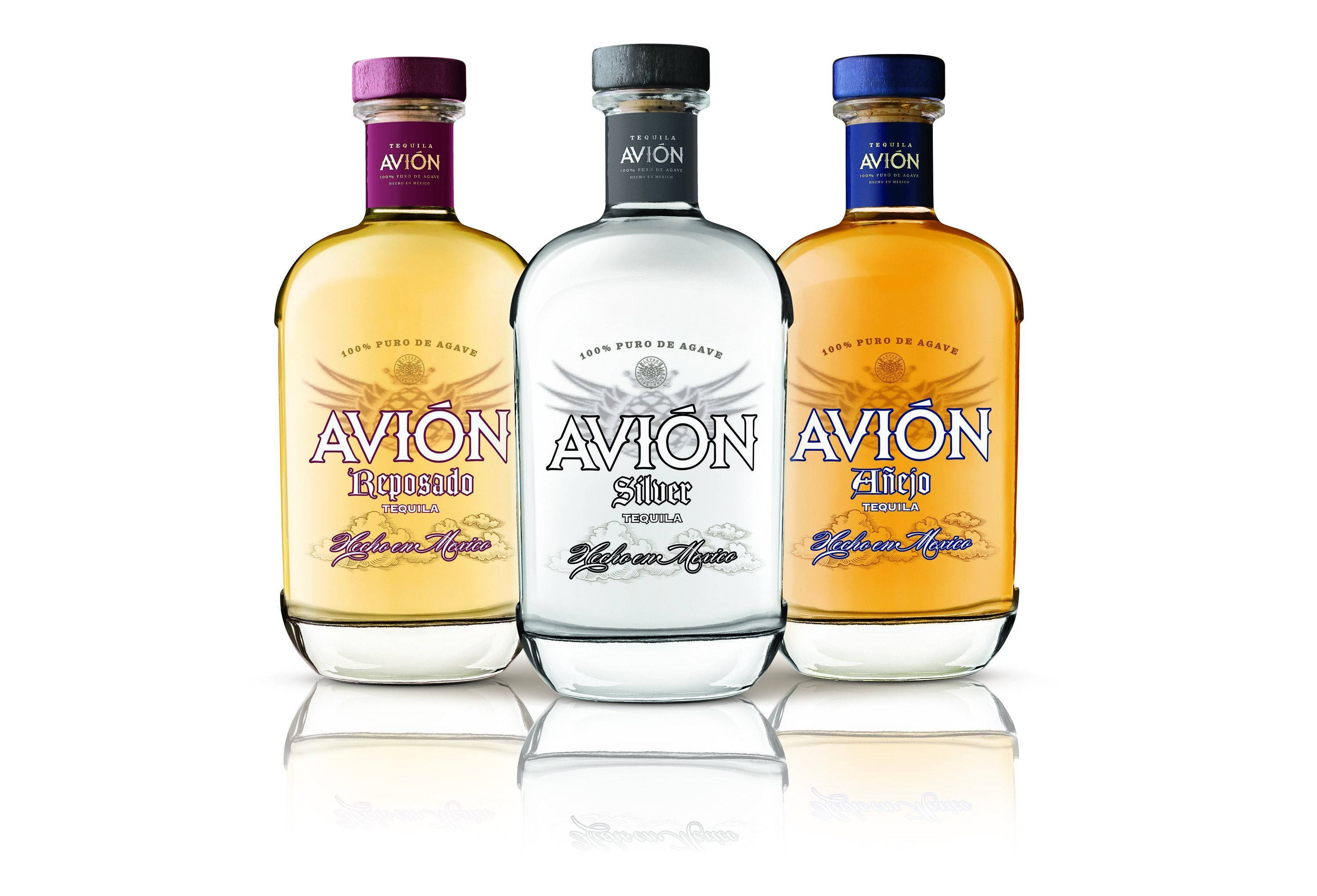 alcohol 桌布 壁紙 — 三瓶 Avion 龍舌蘭酒，包括 reposado silver 和 añejo 品種，排列在反光的白色表面上。