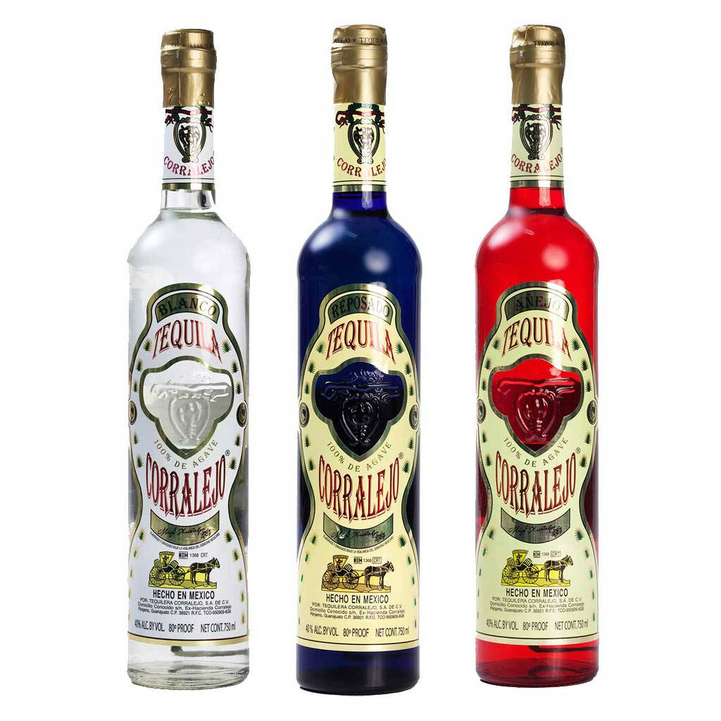 bottle 桌布 壁紙 — 三瓶 Corralejo 龍舌蘭酒（Blanco 藍色和紅色品種）並排站在乾淨的白色背景前。