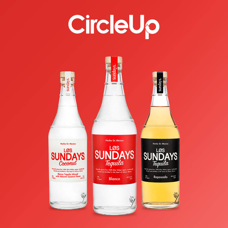bottle 桌布 壁紙 — 三瓶 Los Sundays 龍舌蘭酒，椰子 blanco 和 reposado 品種，立在帶有白色標誌的醒目紅色背景前。