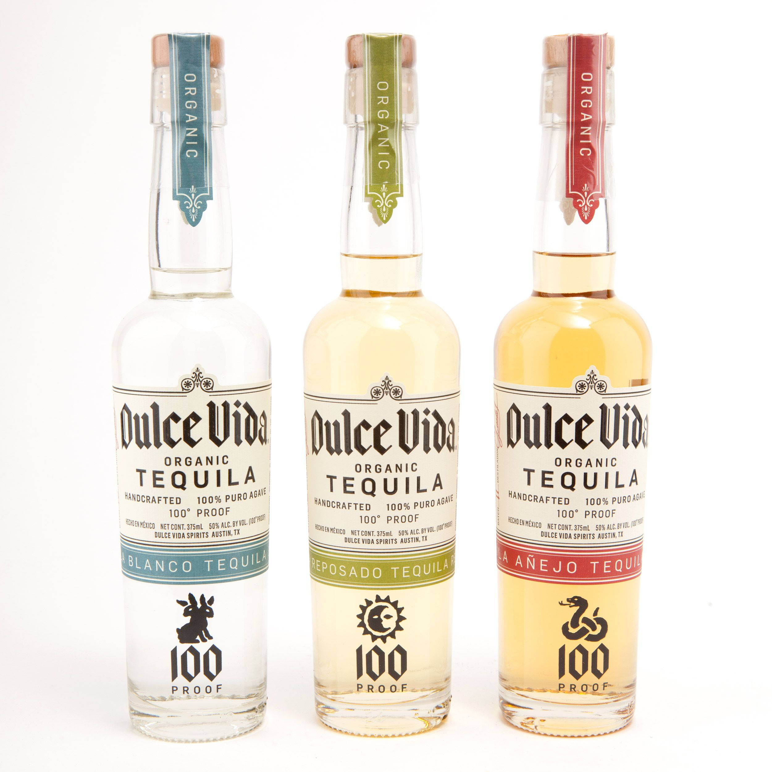 cocktail 桌布 壁紙 — 三瓶Dulce Vida有機龍舌蘭酒blanco reposado和añejo排列在乾淨的白色背景上。