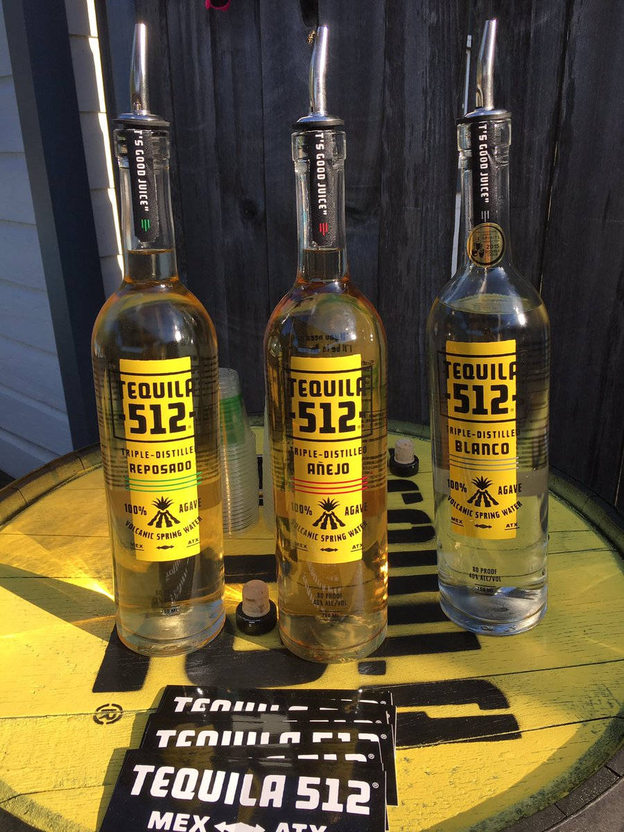drinks 桌布 壁紙 — 三瓶Tequila 512（包括reposado、añejo和blanco三種）放在戶外一個黃色桶上，在明亮的陽光下。
