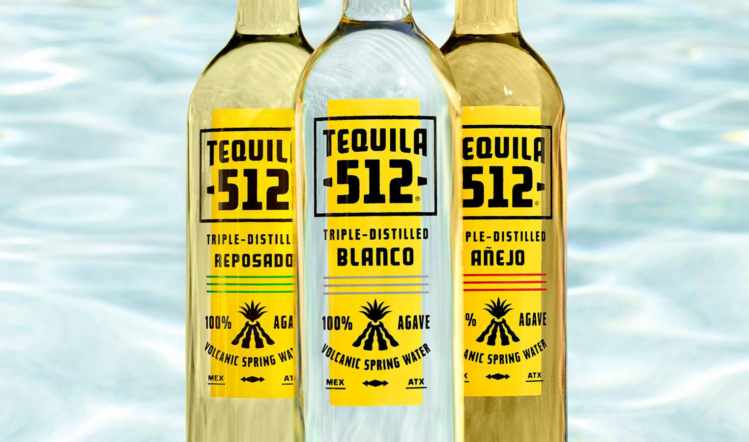 drinks 桌布 壁紙 — 三瓶Tequila 512酒瓶漂浮在清澈的泳池水中，展示reposado blanco和añejo品種。