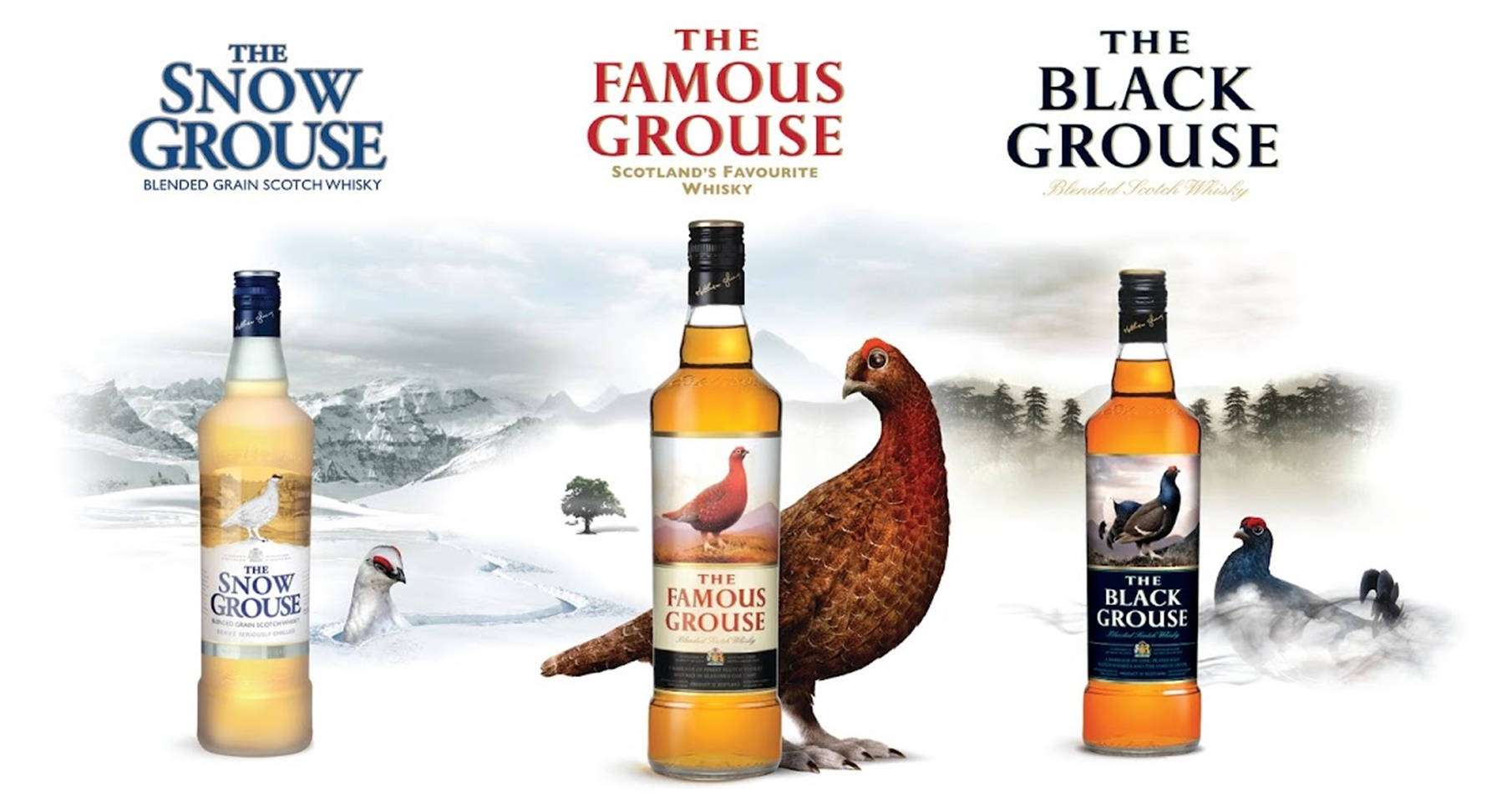Whiskey 桌布 壁紙 — 三瓶以松雞為品牌的威士忌，矗立在白雪皚皚的山脈背景和霧氣瀰漫的森林前。