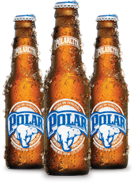 Beer Bottle 桌布 壁紙 — 三瓶冰涼琥珀色Polar啤酒瓶在純白背景上閃爍著冷凝水珠。