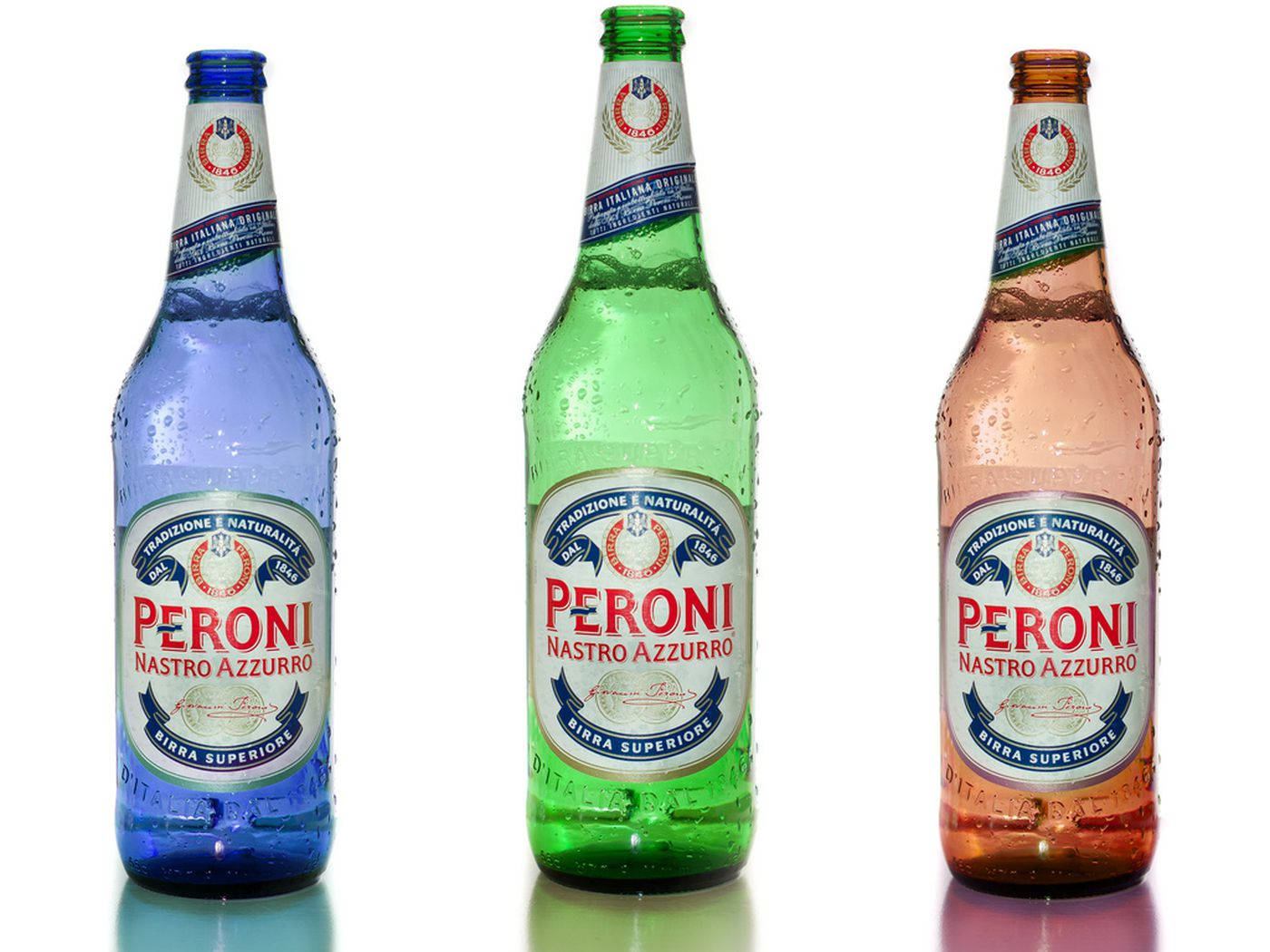 Beer 桌布 壁紙 — 三瓶冰鎮的Peroni Nastro Azzurro啤酒瓶，呈現藍色、綠色和銅色調，在純白色背景上凝結著水珠閃閃發光。