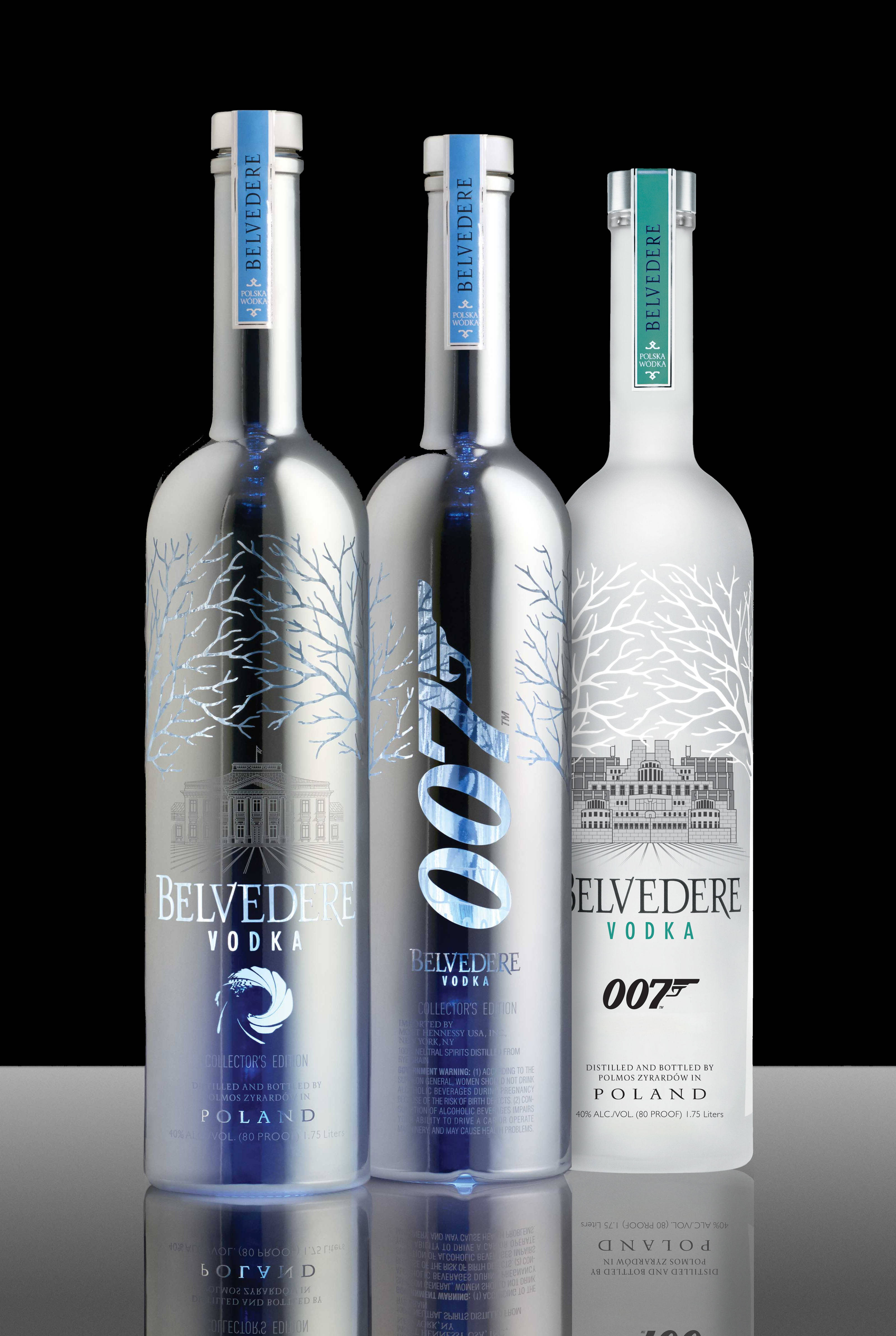alcohol 桌布 壁紙 — 三瓶帶有007品牌標誌的Belvedere伏特加酒瓶，在黑色背景的反射表面上排成一排。