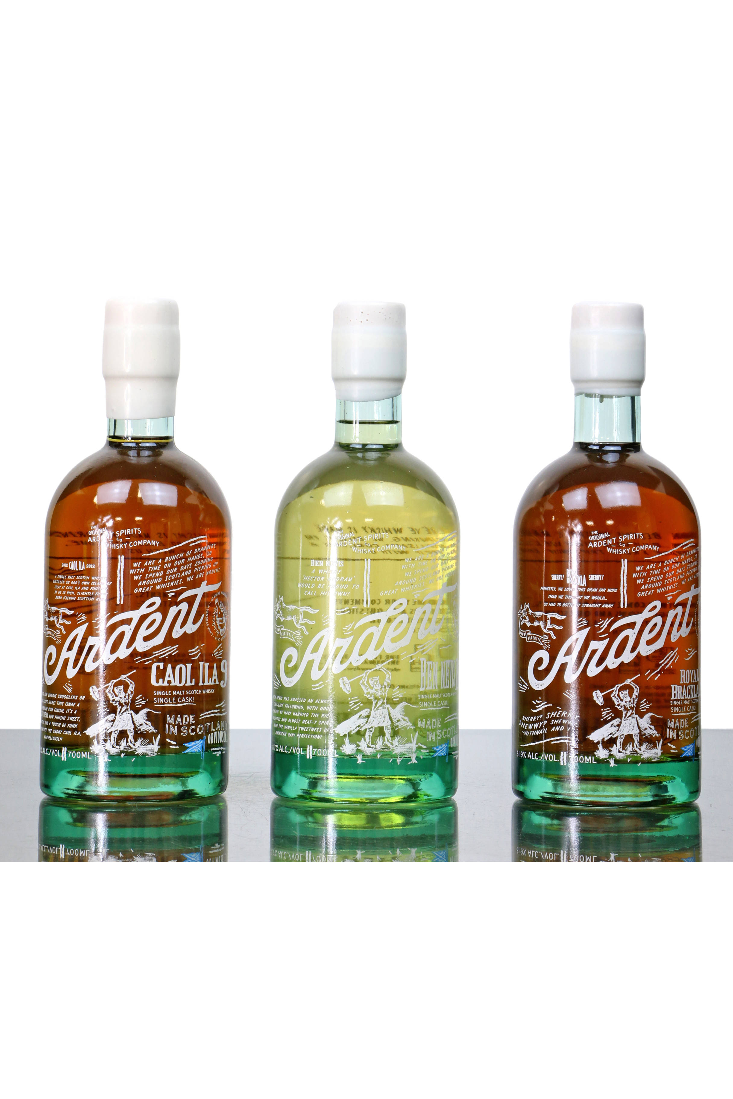 alcohol 桌布 壁紙 — 三瓶琥珀色和綠色玻璃的Ardent威士忌酒瓶排成一排，放在白色背景的反射表面上。