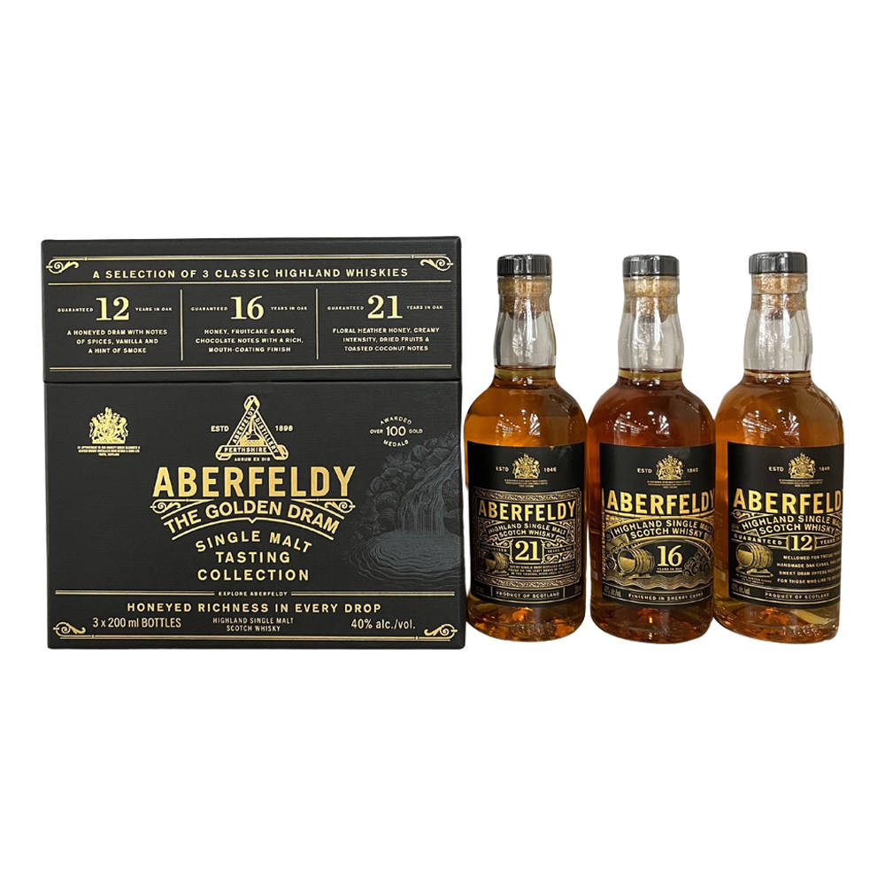 Drink 桌布 壁紙 — 三瓶琥珀色的Aberfeldy威士忌，帶有黑色標籤，放在優雅的黑色禮盒旁邊，展示年份和品酒筆記。