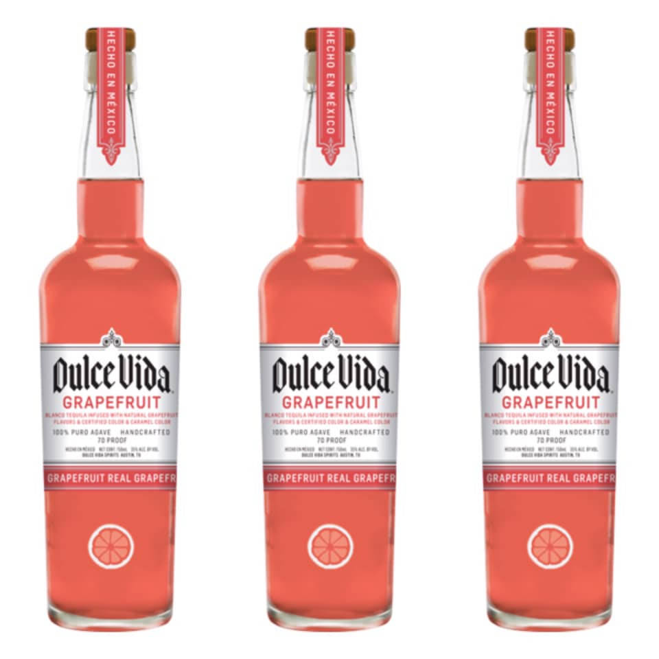 alcohol 桌布 壁紙 — 三瓶相同的粉紅西柚味龍舌蘭酒排成一排，背景是乾淨的白色。