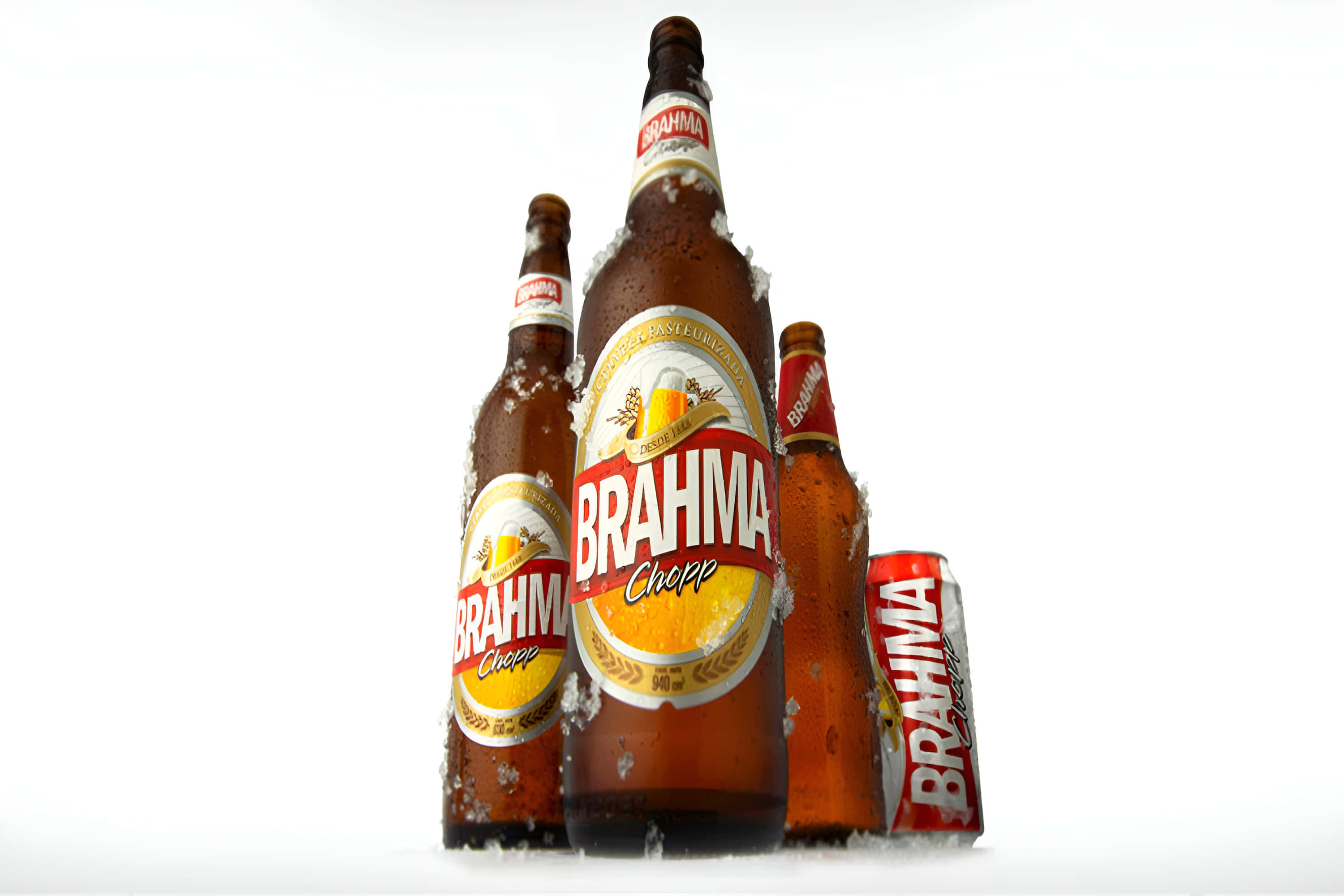 alcohol 桌布 壁紙 — 三瓶結霜的Brahma啤酒瓶和一個罐子立在雪中，背景是純白色。
