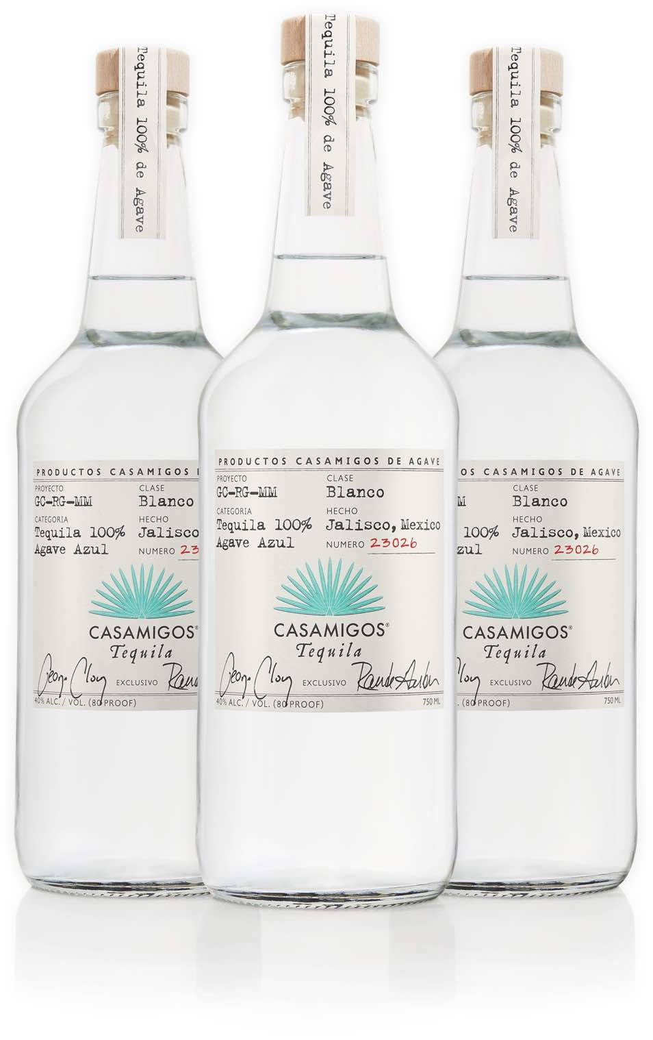 bottle 桌布 壁紙 — 三瓶透明的 Casamigos Tequila Blanco 玻璃瓶排列在反射性白色表面上，搭配極簡的攝影棚燈光。