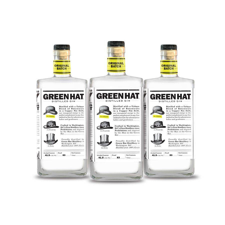 Gin 桌布 壁紙 — 三瓶透明的 Green Hat Distilled Gin 並排站立在純白色背景上，帶有醒目的黑色和黃色標籤。