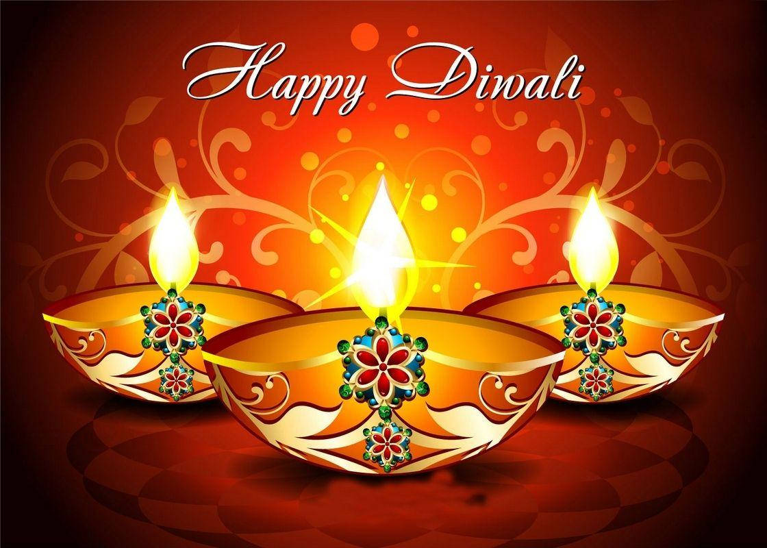 Happy Diwali 桌布 壁紙 — 三盞華麗的金色迪亞燈，帶有發光的火焰和花卉裝飾，在帶有漩渦圖案的濃郁紅色背景上散發溫暖。
