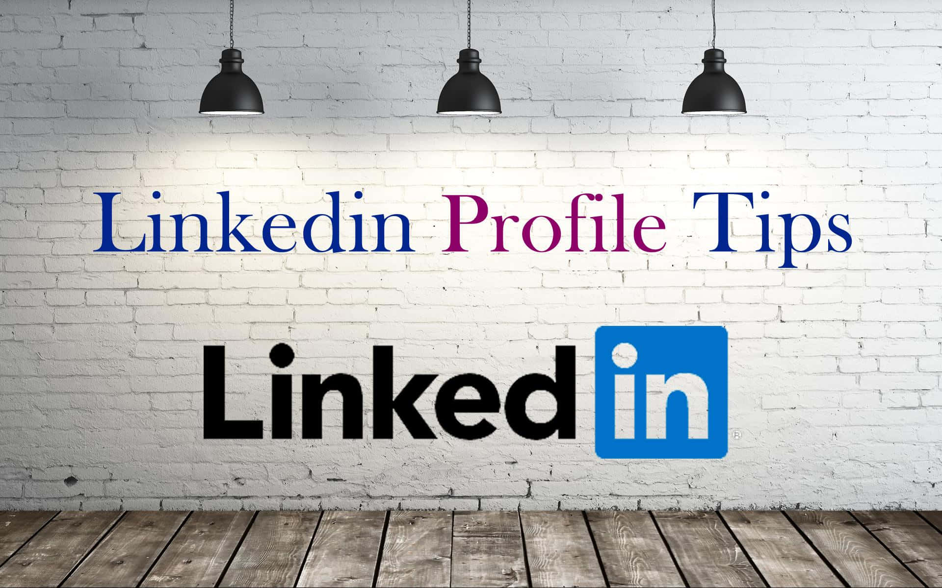 Linkedin Logo 桌布 壁紙 — 三盞黑色吊燈照亮了一面白色磚牆，牆上顯示「LinkedIn Profile Tips」文字和LinkedIn標誌，下方是木地板。
