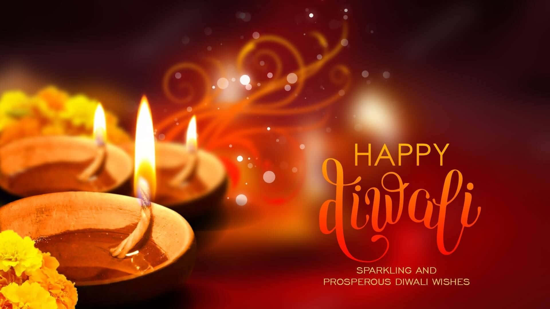 Happy Diwali 桌布 壁紙 — 三盞點燃的陶土迪亞燈在金盞花旁溫暖地發光，襯托著帶有節日漩渦和「Happy Diwali」文字的鮮紅色背景。
