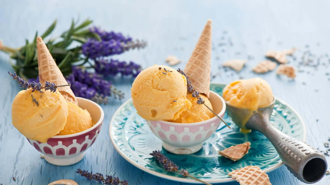 1366x768 Desserts 桌布 壁紙 — 三碗金色薰衣草冰淇淋，上面放有甜筒和紫色薰衣草枝，放在質樸的藍色木桌上。