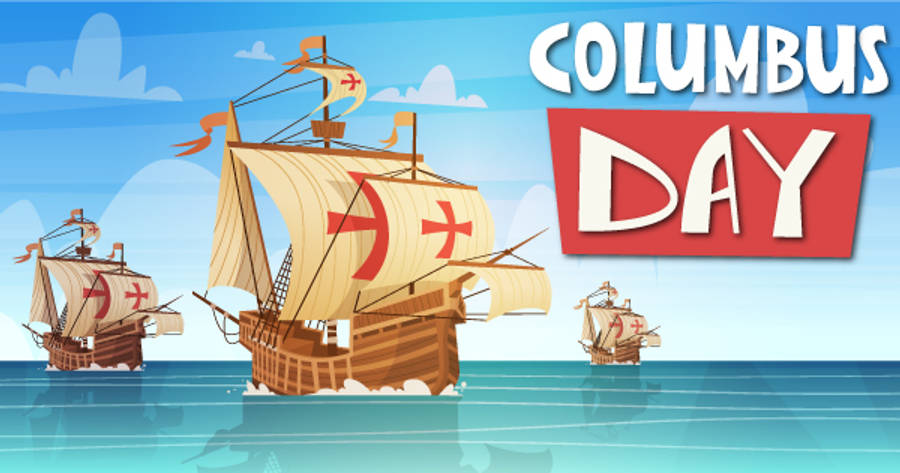 Columbus Day 桌布 壁紙 — 三艘卡通帆船，帆上有紅色十字，在平靜的藍色水面上滑行，天空明亮，帶有「COLUMBUS DAY」文字。