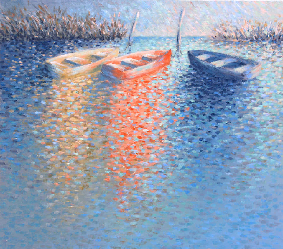 Painting 桌布 壁紙 — 三艘小船在柔和天空下，背景有蘆葦，平靜地漂浮在閃爍的藍色水面上。