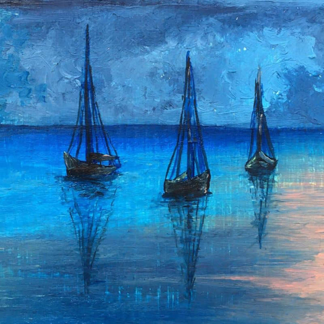 Painting 桌布 壁紙 — 三艘帆船在平靜的藍色海面上安詳地停泊，天空籠罩著憂鬱的暮色，帶有柔和的粉紅色倒影。