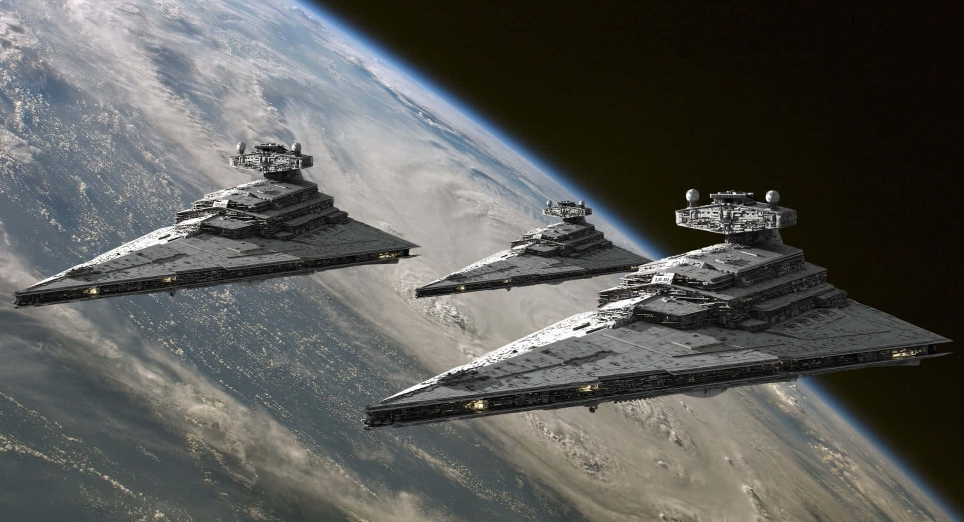 Star Wars Space 桌布 壁紙 — 三艘星際毀滅者以編隊形式翱翔於一顆藍白相間的行星上空，背景是太空的漆黑虛空。