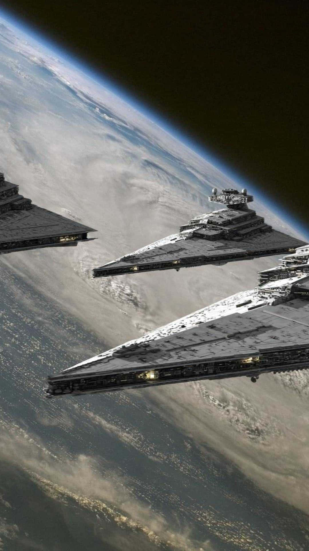 Interstellar Travel 桌布 壁紙 — 三艘星際驅逐艦在一個藍白相間、雲霧繚繞、城市燈光閃爍的行星上空翱翔。