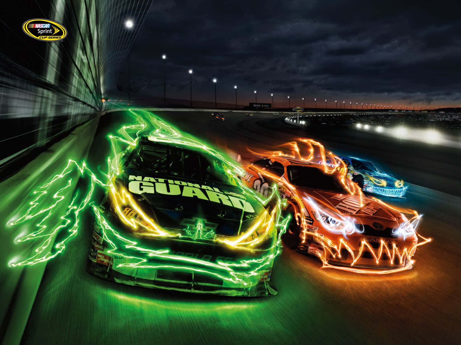 nascar 桌布 壁紙 — 三輛NASCAR賽車在夜間賽道上疾馳，周圍環繞著發光的霓虹閃電效果。