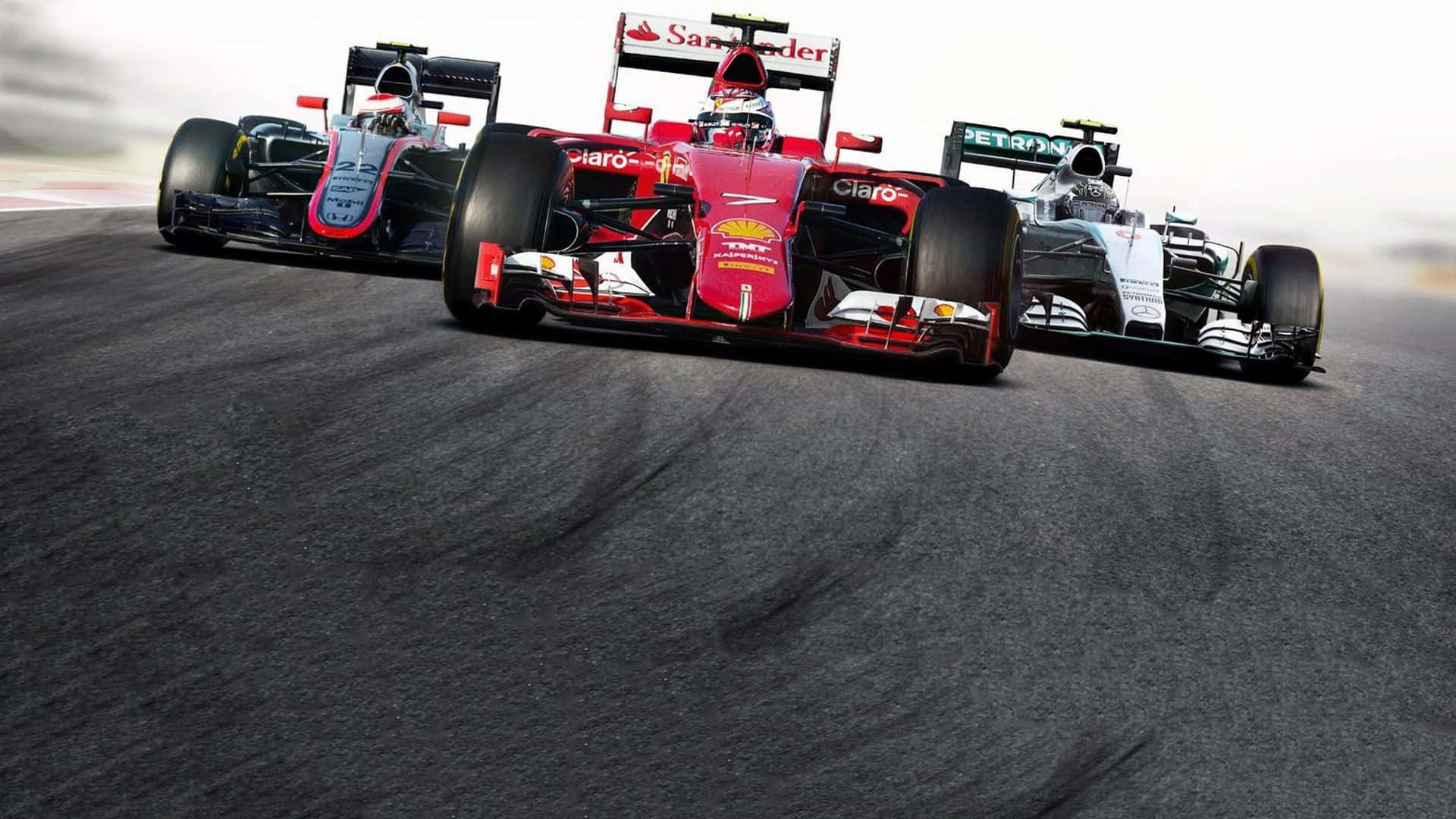 F1 2016 桌布 壁紙 — 三輛一級方程式賽車在潮濕的瀝青賽道上並排呼嘯，進行高速近距離較量。