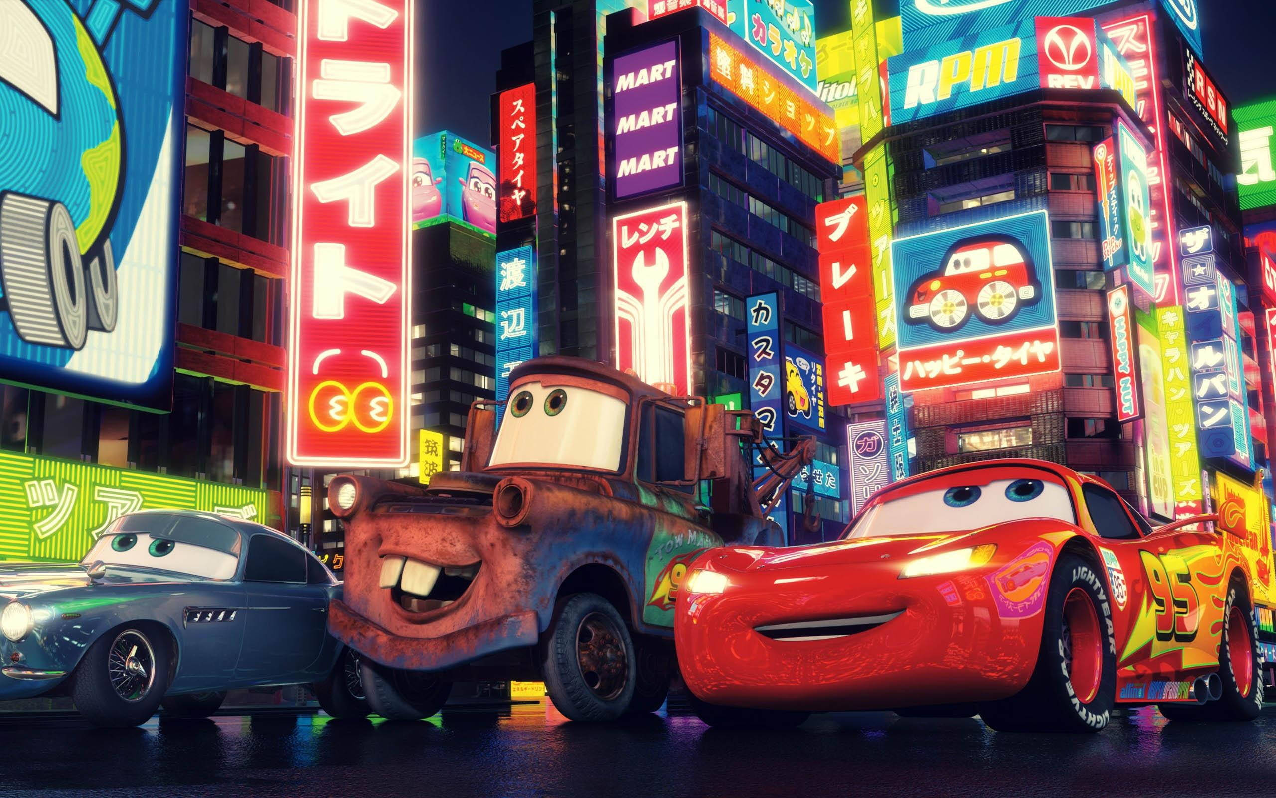 cars 桌布 壁紙 — 三輛動畫車在夜晚霓虹燈閃爍的東京街道上微笑，伴隨著發光的招牌和潮濕路面的倒影。