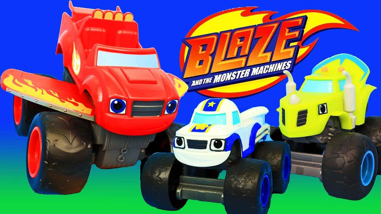 Blaze And The Monster Machines 桌布 壁紙 — 三輛卡通怪獸卡車，有大眼睛和火焰貼紙，在明亮的藍色和綠色漸變背景前擺姿勢。
