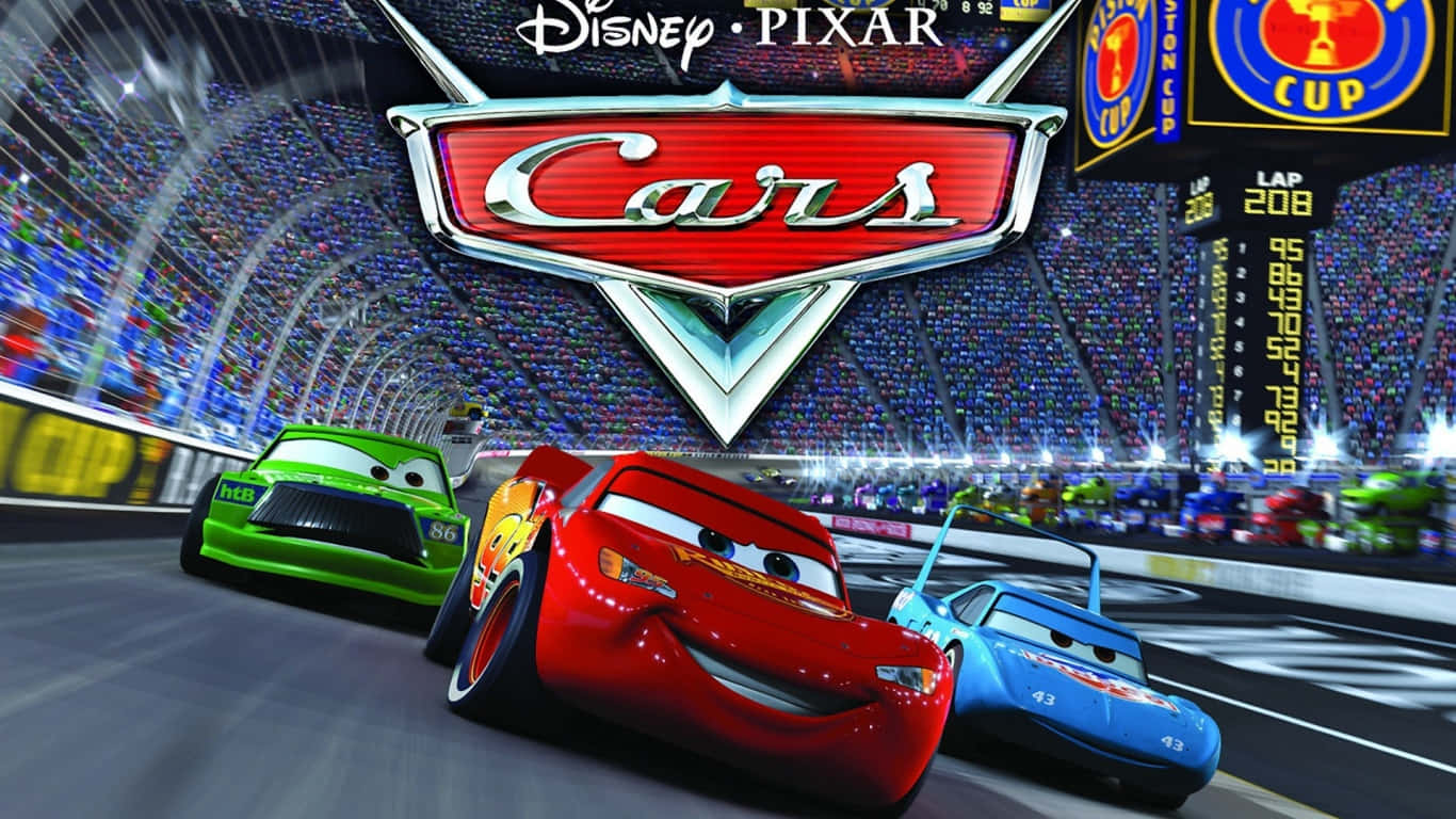 1366x768 Disney 桌布 壁紙 — 三輛擬人化的賽車在燈光璀璨、觀眾歡呼的體育館賽道上飛馳。