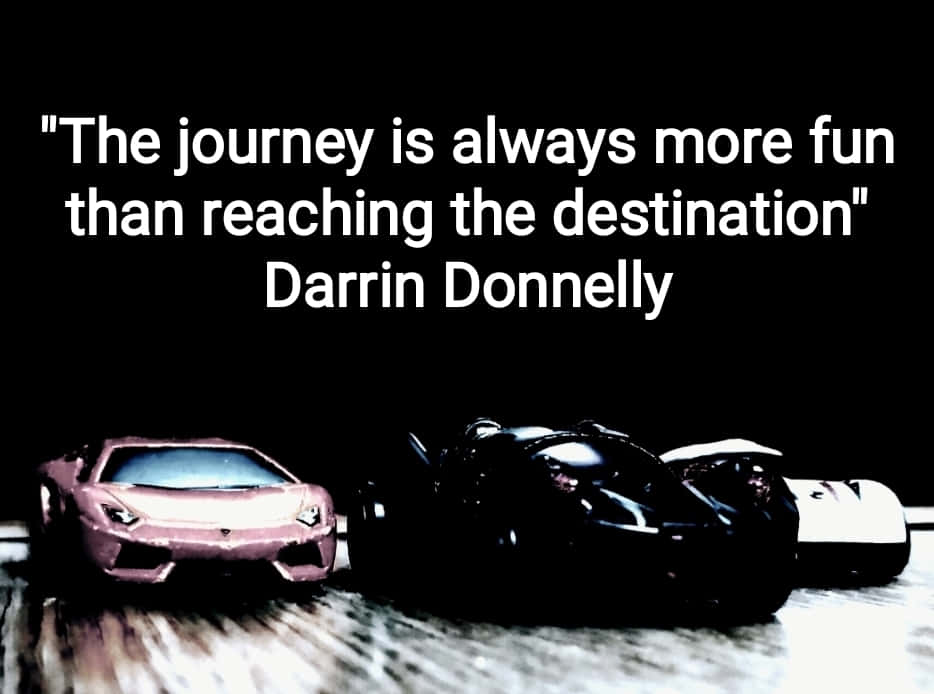 Journey is more fun than reaching the destination 壁紙 — 三輛時尚跑車停在濕滑的道路上，天空陰暗，並疊加了鼓舞人心的名言。