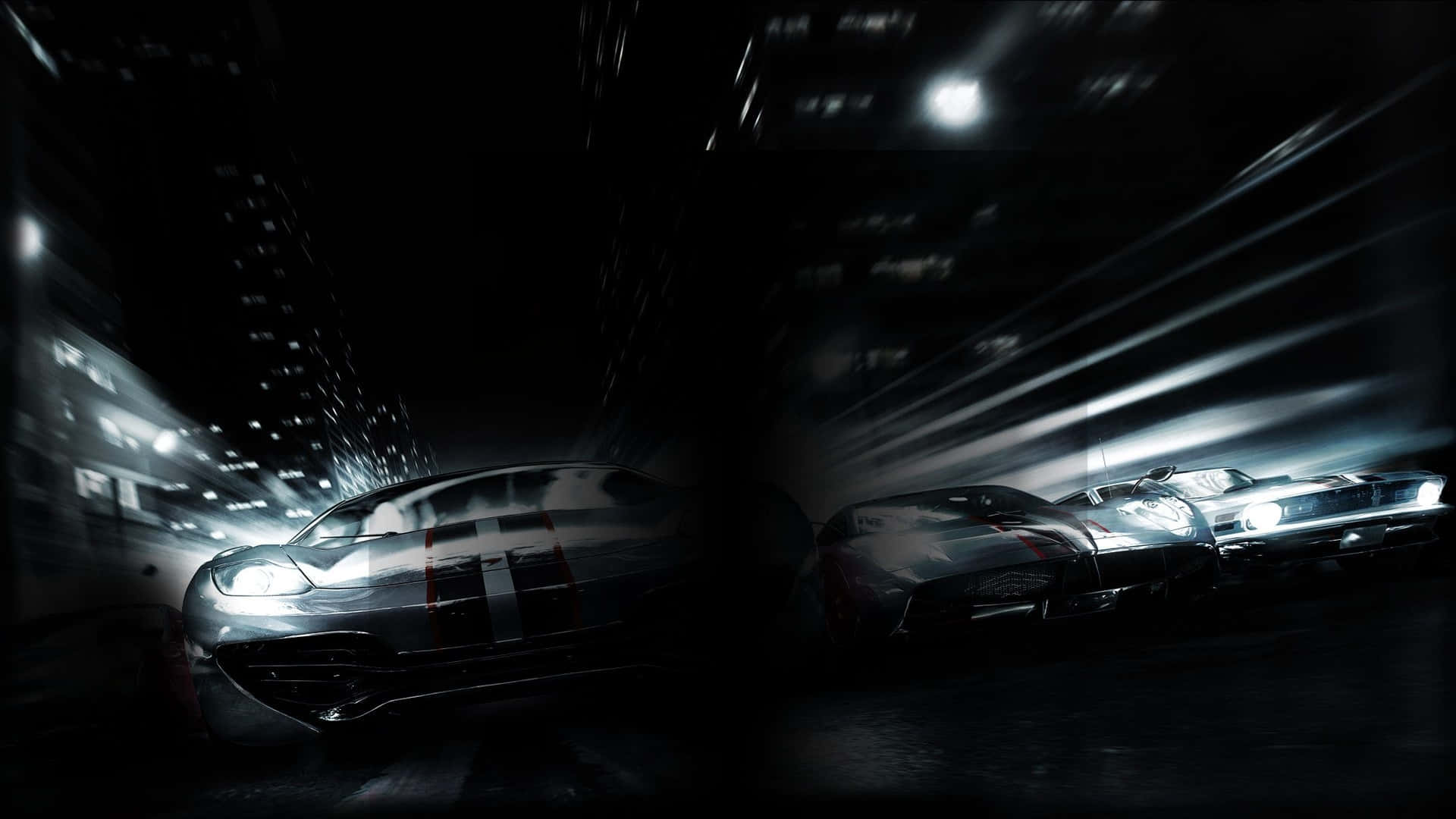 race car 桌布 壁紙 — 三輛時尚跑車在夜間穿過霓虹燈照亮的城市街道，帶有動態模糊的痕跡。