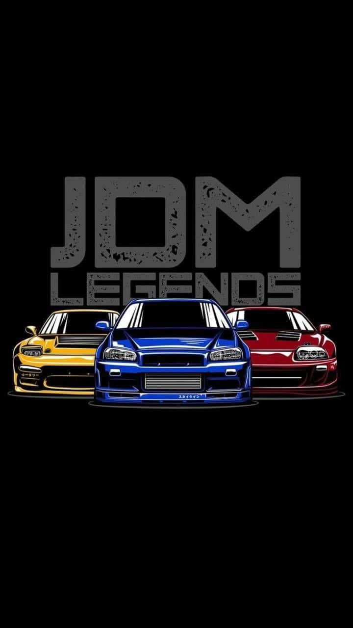 JDM 桌布 壁紙 — 三輛標誌性的JDM汽車，黃色、藍色和紅色，在黑色背景上以「JDM LEGENDS」文字下方大膽展示。