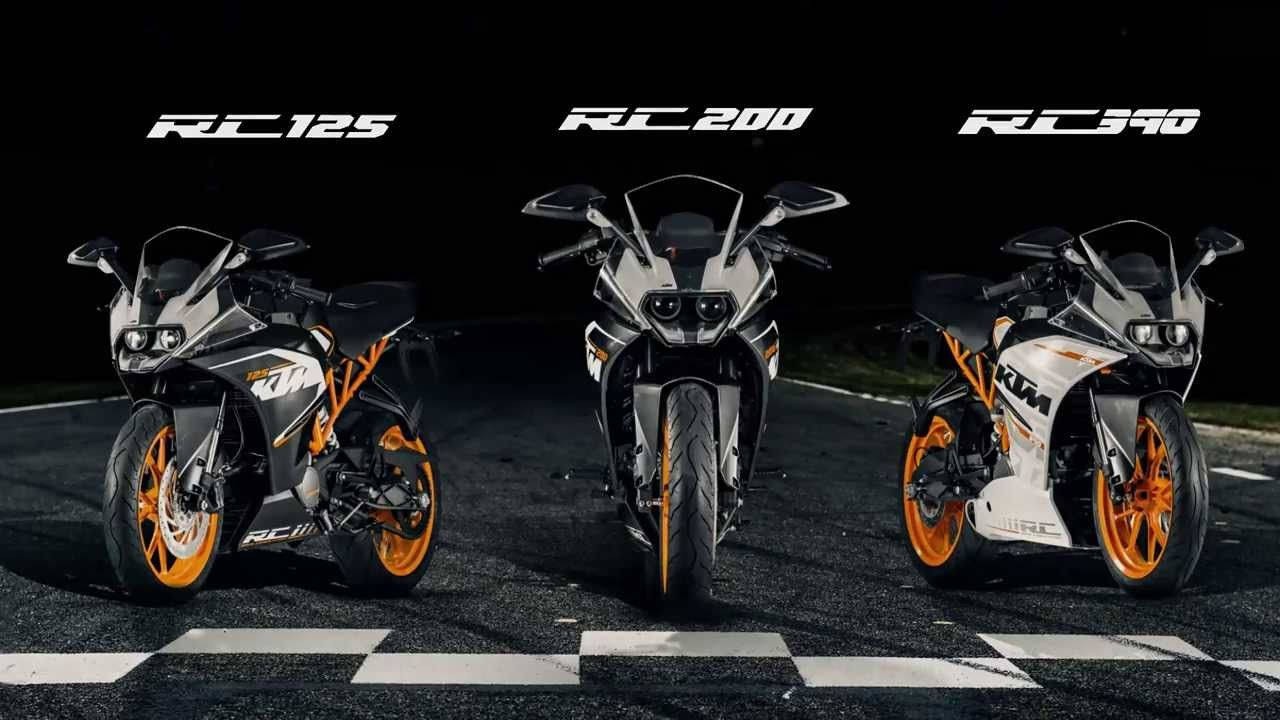 KTM RC 200 桌布 壁紙 — 三輛白色和橙色的KTM RC運動機車在夜間戲劇性燈光下，蓄勢待發地停在方格賽車道上。