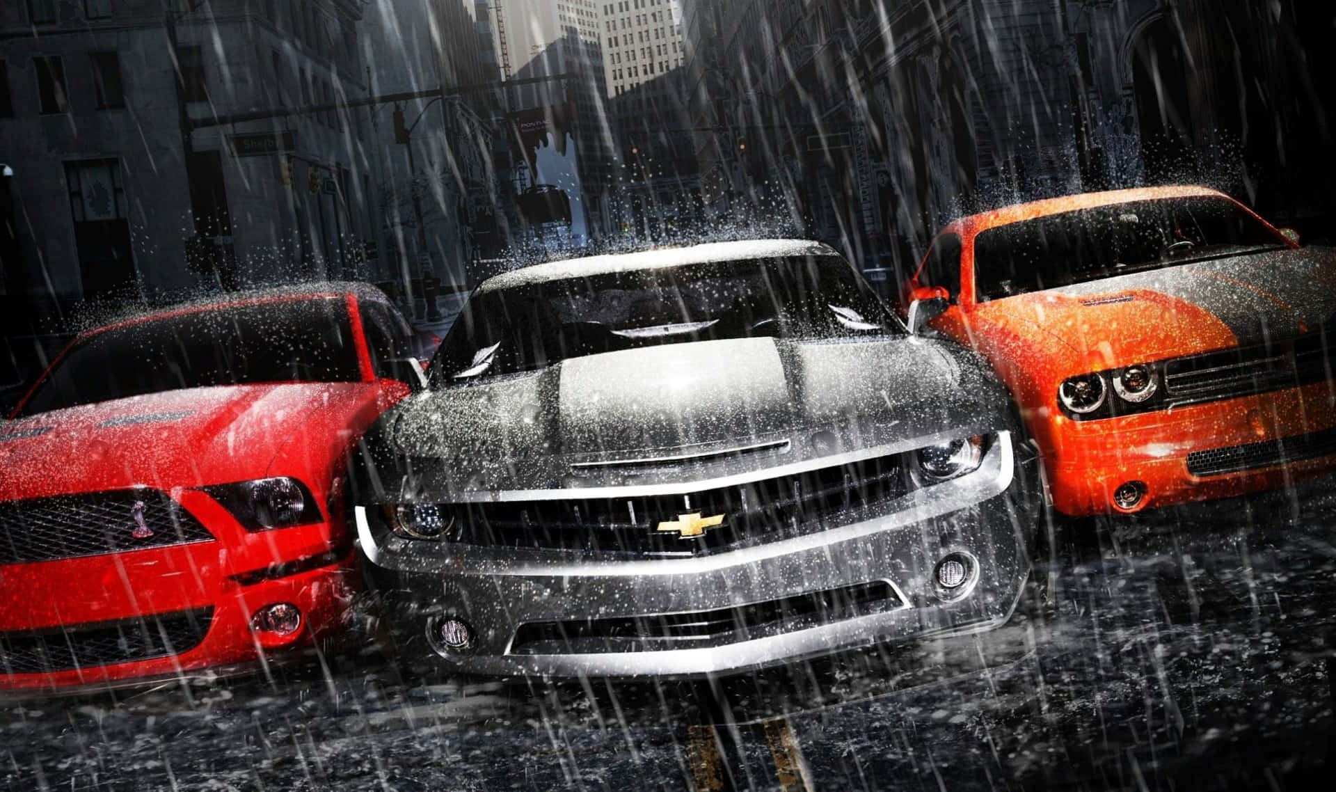 Chevrolet 桌布 壁紙 — 三輛紅色、銀色和橙色的肌肉車在滂沱大雨中疾馳，行駛在濕漉漉的城市街道上，背景是模糊的摩天大樓。